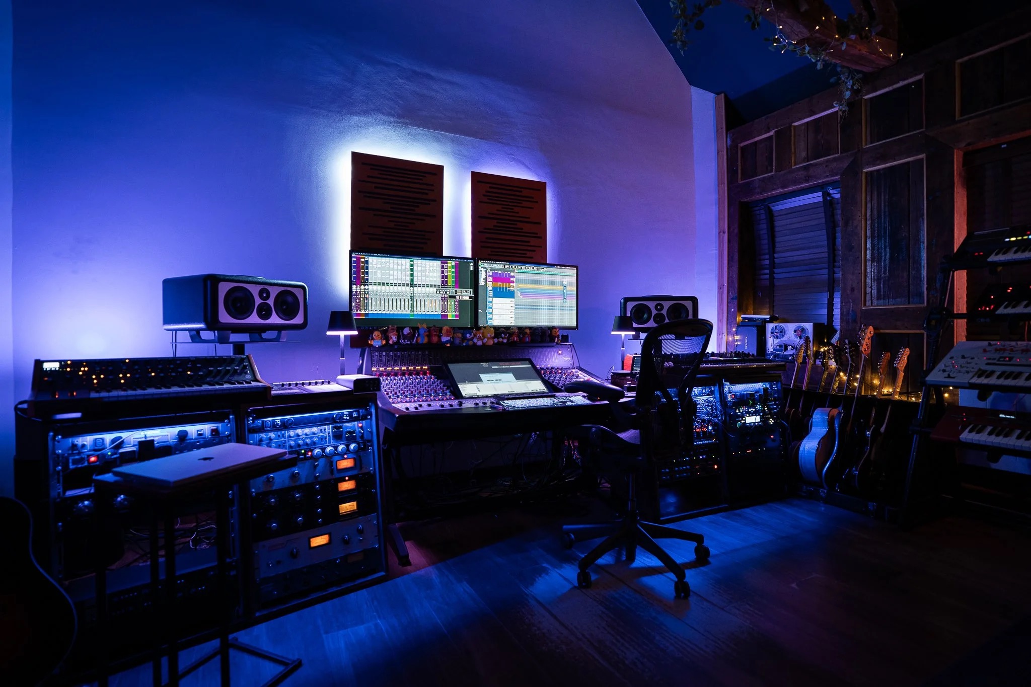 Studio in blauw licht met mengtafel en outboard